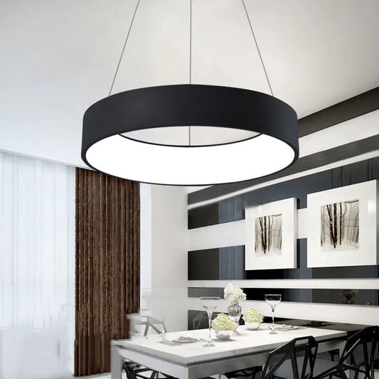 Luz LED suspendida circular.