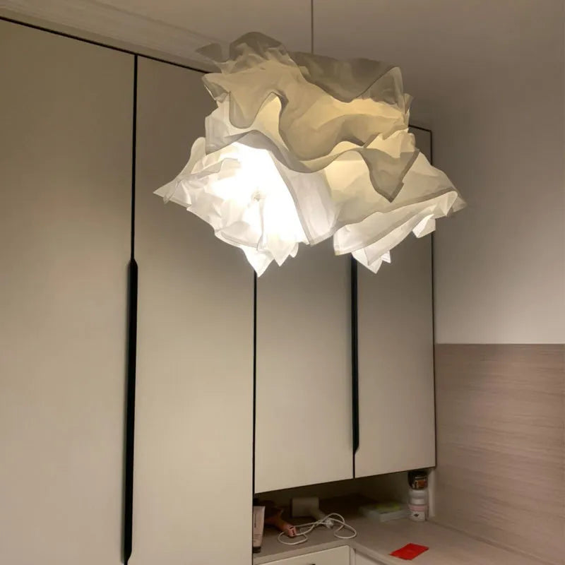 Luz de forma de nube de estilo minimalista.