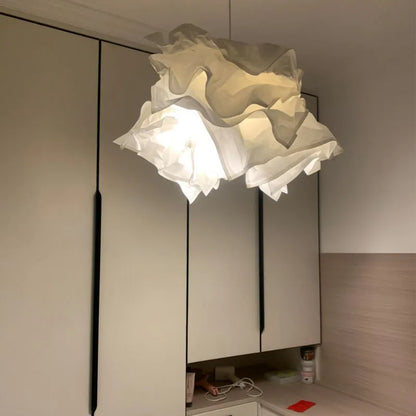 Luz de forma de nube de estilo minimalista.